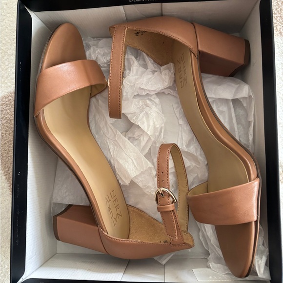 Naturalizer Vera Ankle Strap Dress Sandals, size 7 1/2 wide. Not worn outside - Picture 4 of 10